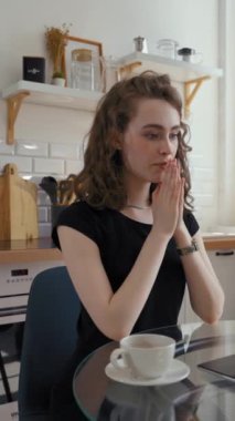 Kadın, yaşlı ebeveynlerin mutfağa gelmesiyle ilgili video görüşmesinde sevgilisiyle konuşuyor. Üst düzey anne ve baba, dizüstü bilgisayarın kamerasına el sallıyor..