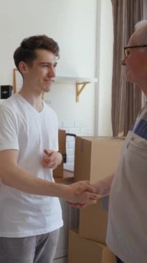 Yaşlı ebeveynler yeni dairenin anahtarını mutfakta duran evli oğluna veriyorlar. Mutlu genç adam babasıyla tokalaşıyor ve anneye sarılıyor..