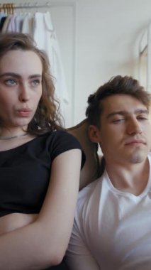 Albümdeki çocuk fotoğraflarını izleyerek kanepede partneriyle dinlenen bir kadın komik bir hikaye anlatıyor. Genç çift oturma odasında oturup iletişimin keyfini çıkarıyor..