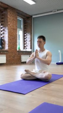 Lotus 'ta oturan otobüsten, ahşap zemine konmuş, yeşil çimenli çayırlarda meditasyon yapan adama geçiş. İnsanlar yoga eğitiminden hoşlanıyorlar. Dikey Vuruş.