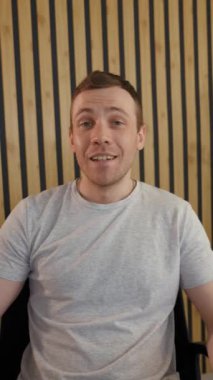 Keyifli bir adamın işten izin alıp arkadaşlarıyla görüntülü konuşması. Genç çalışan kameraya bakar, saksı fabrikasının yanında dikey çekimde tahta duvara yaslanır..