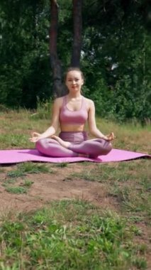 Lotus 'ta mindere oturmuş yoga yapmaktan zevk alan bir kadından stüdyoda meditasyon yapan bir koça geçiş. İnsanlar yoga ve dikey çekim yapmayı seviyor..