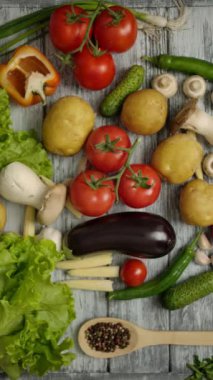 Ahşap tezgahın üzerindeki sebze malzemelerinin üzerine beyaz boş sayfa ile yemek kitabı koyarak aşçının en iyi görünümü.