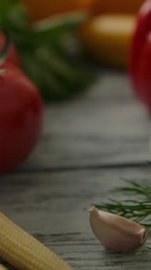 Mutfak masasındaki meyve ve sebzelerin içindeki oyuncak bebek gibi hareket eden yakın çekim kamerası. Dikey çekim.