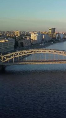 Bolsheokhtinsky Köprüsü 'nden Büyük Köprü Peter Saint Petersburg' da bir yaz sabahı havadan çekim yaptı. Rusya Dikey Vuruşu.