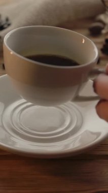 Lezzetli kahvaltı için latte ya da cappuccino kahvesi hazırlıyorum. Doğal ışıklandırma, rahat kurabiyeler, kahve çekirdekleri. Dikey çekim.