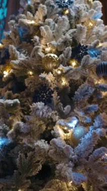 Noel ağacının tepesinden hediyelere kadar Dolly 'nin görüntüsü. Yeni yıl hediyesi beklentisi konsepti. Dikey çekim.