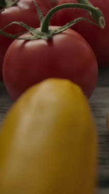 Kamera sağa dönüyor ve mutfaktaki mısır ve kabağın yanına yerleştirilmiş taze dereotuna yakınlaşıyor. Dikey çekim.