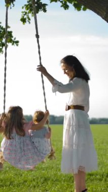 Genç bir anne, 1 ve 3 yaşındaki kızlarını, eski bir meşe ağacına bağlı tahta bir halat salıncak üzerinde sallar. Joy ve çocukluk ta basit şeyler büyük bir izlenim. Yavaş çekim pürüzsüz kamera hareketli