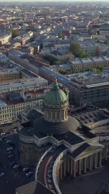 Saint-Petersburg 'un merkezindeki Kazan Katedrali' nin hava manzarası. Güneşli sıcak yaz sabahı. Ön dikey pano ve daire drone dikey çekim.