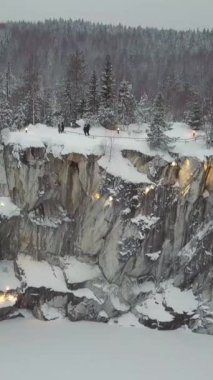 Mermer kanyon, karlı göl, kışın Ruskeala, Karelya, Rusya 4k Ultrahd insansız hava aracı görüntüleri. Dikey çekim.