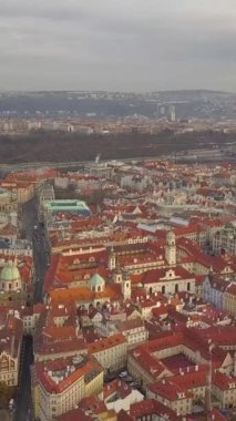 Çek Cumhuriyeti Prag Hava Aracı kırmızı kiremitlerin ve Vltava nehrinin üzerinde uçuyor. Bulutlu hava. Dikey çekim.
