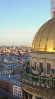 Hava görüntüsü. St. Petersburg 'da. Isakiev Meydanı, Isakievsky Katedrali. Gündoğumu ışığı. Güneş ışığı. Kilisenin rekonstrüksiyonunda. İHA hareketini yakından takip edin. Dikey çekim.