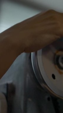 Endüstriyel dikiş makinesi üzerinde çalışıyorum. Dikişleri manikür dönen denge çarkı kontrollü zarif bir el. Atıcılıkta ya da dikiş atölyesinde. Terzilik işi. Dikey çekim