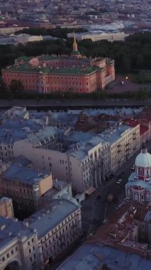 Saint-Petersburg, Rusya 'nın hava manzarası. Central City 'nin eski manzarası, yaz akşamı. 4k pembe günbatımı renkleri. Dikey çekim.