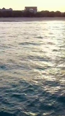Güzel sahil manzarası, oteller, Bali, Kuta. Tropik ada, Endonezya. Deniz manzarası, kumsal, okyanus denizi 4K video seyahat konsepti hava görüntüsü dikey çekim.