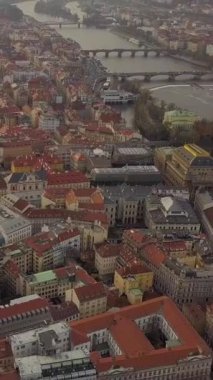 Çek Cumhuriyeti Prag Hava Uçuşu, Vltava Nehri kırmızı kiremitli çatılar üzerinde uçuş, 4k UltraHD. Dikey çekim.