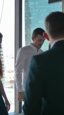 Bir grup modern modern insan gündelik kıyafetlerle yol yapımında iş planlama stratejisi uyguluyor. İşbirliği en iyi sonuç için bir anahtardır. Karışık ırk 4k UHD yavaş çekim. Dikey çekim.