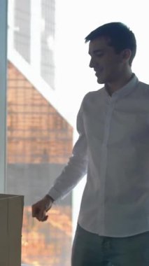 Kutuları açmak ve yol çizim modern ofis bakarak iş adamları. Birkaç çekici yakışıklı işadamları ve çalışma ve öğrenme onların öğeleri 4 k Uhd ağır çekim unboxing iş kadınları