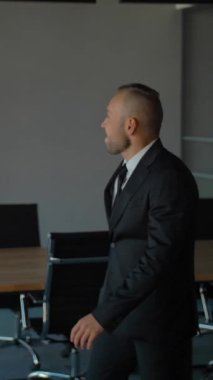 Mutlu bir ekip çalışanı ve patronları yeni ofise taşınıyor, kutuları hazırlıyor, gülümsüyor. Patron emrindeki çalışanını yeni binaya davet ediyor. BG 'de muhteşem bir pencere manzarası var. Ağır çekim. Dikey çekim.