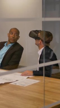 Vr kulaklık meslektaşları ile iş adamı. İnsanlar koltuklar masada oturan ve 3 boyutlu görselleştirme ile etkileşim. Afro-Amerikan ve beyaz iş arkadaşları. Modern ofis bg yavaş hareket 4k