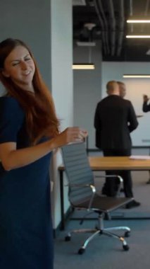 Çekici çift dansı. Modern ofis binasında eğlenen iki beyaz erkek ve kadın. 4K Ultra HD Ağır çekim. Dikey çekim.
