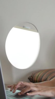 Uçak hostesleri, iş kadınlarına uçak uçarken özel jet kabinindeki hizmeti soruyorlar. Orta atış. Ağır çekim. Dikey çekim.
