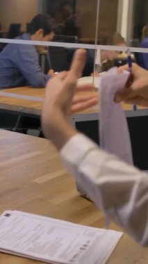 Bir grup gülümseyen iş adamı toplantı odasında toplanıyor. İş, insanlar ve takım çalışması konsepti. Evli genç çift kârlı bir ipotek sözleşmesi imzalamak istiyor. Dikey çekim.