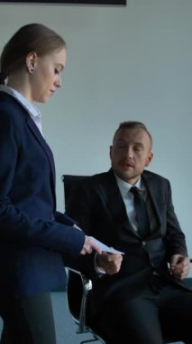 Kendine güvenen bayan çalışana zor bir görev vererek resmi kıyafetli patron. Challange koydu out veya işten çıkarma olmak değil. Üzgün yüz ifadesi ve kameraya yürüme utandım. Yumuşak yavaş hareket