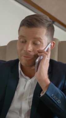 Yetişkin zengin iş adamının telefon ortağı Connect uçak seyahatinin yakın çekim yavaş çekimi. Lüks, pahalı bir kulübede dizüstü bilgisayarla çalışıyor. Mutluluk Dikey Vuruşu.