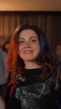 POV kadını apartmandaki partide neşeyle dans ediyor. Tipik düz doğum günü kutlaması. Mutlulukla mutlu ve sana gülümseyen gün ışığı veriyor. Dikey çekim.