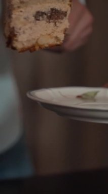 Erkek eli değdiğinde çocuk oyuncağı. Doğum günü partisi tatlı şekerler. Kutlamaktan mutlu olan çok az insan var. 4k Ultra HD. Dikey çekim.