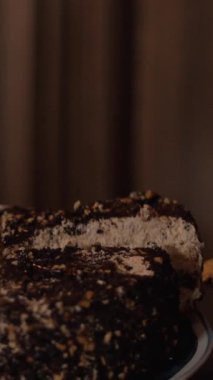 Pastayı kesen kadın. Doğum günü partisi tatlı şekerler. Kutlamaktan mutlu olan çok az insan var. 4k Ultra HD. Yakın çekim. Dikey çekim yok..