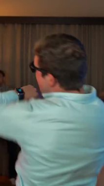 Gözlüklü neşeli inek arkadaşlarıyla dans edip eğleniyor. O mutlu ve eğleniyor. 4k UHD dikey çekimde gerçek ve yavaş çekim..