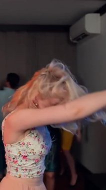 Baştan çıkarıcı bir şekilde dans eden şehvetli seksi bir kadının ağır çekimleri. O, partide tamamen tutkulu bir dansa adanmıştır. Kameraya bak. Ağır çekimle eş zamanlı. Dikey çekim.