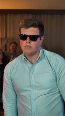 Neşeli inek çocuk ve arkadaşları dans edip eğleniyorlar. O mutlu ve eğleniyor. Erkek durur ve başlangıçta kavrayamaz, ve daha sonra çılgın hareketler başlatır. Dikey çekim.