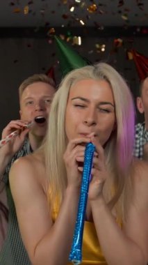 Dairede harika bir konfeti doğum günü partisi var. Genç ve seksi bayan ve arkadaşları seni kutlamalarınla, ya da noelle ve yeni yılla kutluyorlar. Süper yavaş çekim. Dikey çekim.
