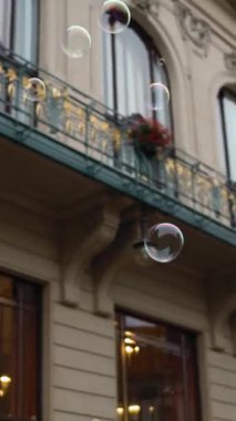 Avrupa sokaklarında tanınmayan bir sokak sanatçısından sabun köpükleri. Dikey çekim.