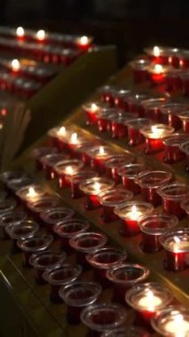 Notre Dame Katedrali 'nde mumlar. Paris, Fransa. Yangından önce. Yakın plan. Dikey çekim.