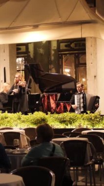 Venedik, İtalya - 25 Mayıs 2018 San Marco Meydanı 'ndaki restoranda orkestra. Gece vakti. Dikey çekim.
