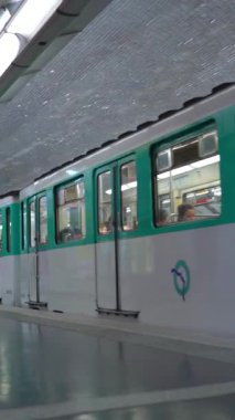 Paris, Fransa - 7 Eylül 2017: Paris Metro vagonu yarısı boş. Dikey çekim.