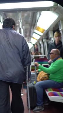 Paris, Fransa - 7 Eylül 2017: Paris Metro vagonu yarısı boş. Dikey çekim.