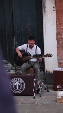 Venedik, İtalya - 25 Mayıs 2018: Venedik 'te sokak müzisyenleri dikey gitar çalıyorlar.