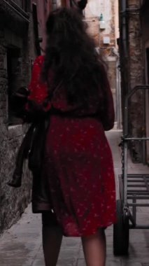 Venedik bahçesinde koşan kaygısız kadın turistin yavaş çekim etkisi İtalyan tatillerinin tadını çıkarıyor, yaz rüzgarı esiyor. Avrupa 'da hafta sonu. Yakın plan. Dikey çekim.