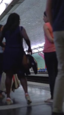 Paris, Fransa - 7 Eylül 2017: Paris metro vagonu yarısı boş. Dikey çekim.