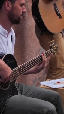Venedik, İtalya - 25 Mayıs 2018: Venedik 'te sokak müzisyenleri dikey gitar çalıyorlar.