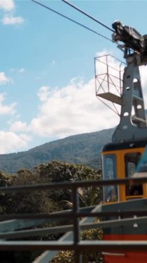 4k UHD Büyük Füniküler Dominik Cumhuriyeti 'nin güzel tropikal dağlarında çalışıyor. Gün batımı mavi gökyüzü bulutları dikey çekim.