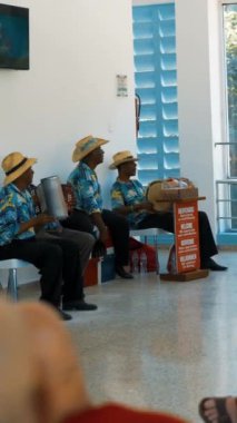 BAVARO BEACH, DOMINICAN REUBLIC - 12 Şubat 2017 Yerel müzik grubu geleneksel ulusal enstrümanlarda çalıyor. Dikey çekim.