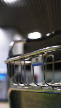 kalkış veya varış bölgesi, onların kapı açılması için bekleyen arka plan bulanık insanlarla ayakta 4 k ultra hd. Emty Havaalanı Bagaj arabası. Metal ve plastik tripod vurdu. Zaman atık kavramı