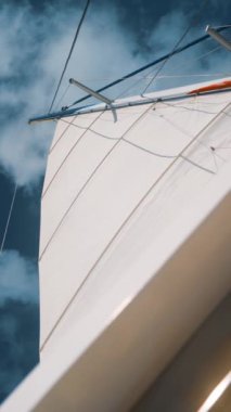 4k UltraHD. Güzel dublör teknesi Katamaran temiz beyaz yelken Karayip denizinde temiz mavi gökyüzü bg dikey çekim.